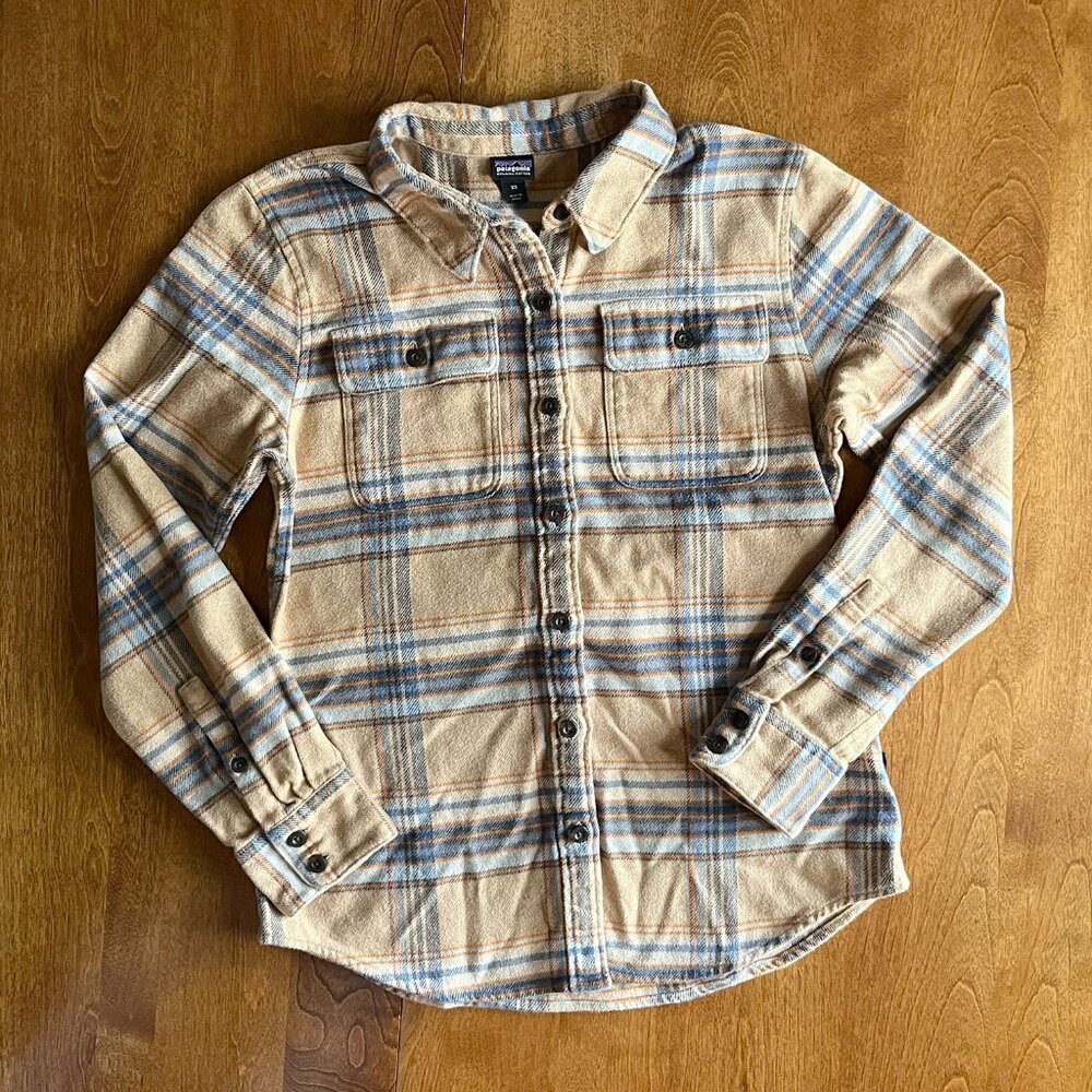 Patagonia caramel and blue flannel XS